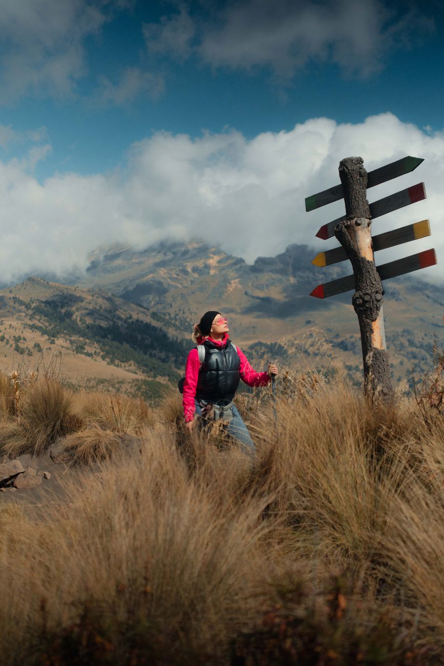 foto: planinarka na stazi Premužićeva, Velebit